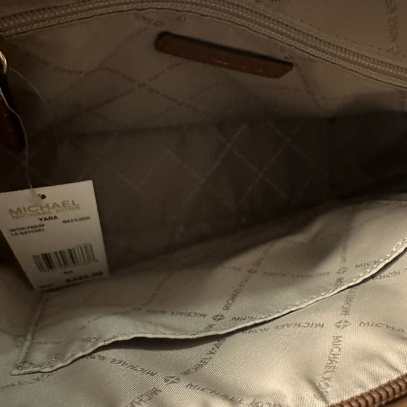 Michael Kors medium size hand bag - Picture 9 of 14